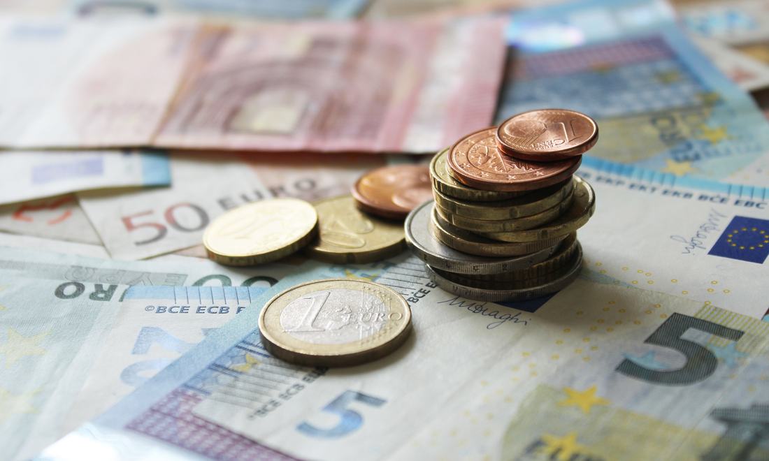 Euro-Scheine und Münzen
