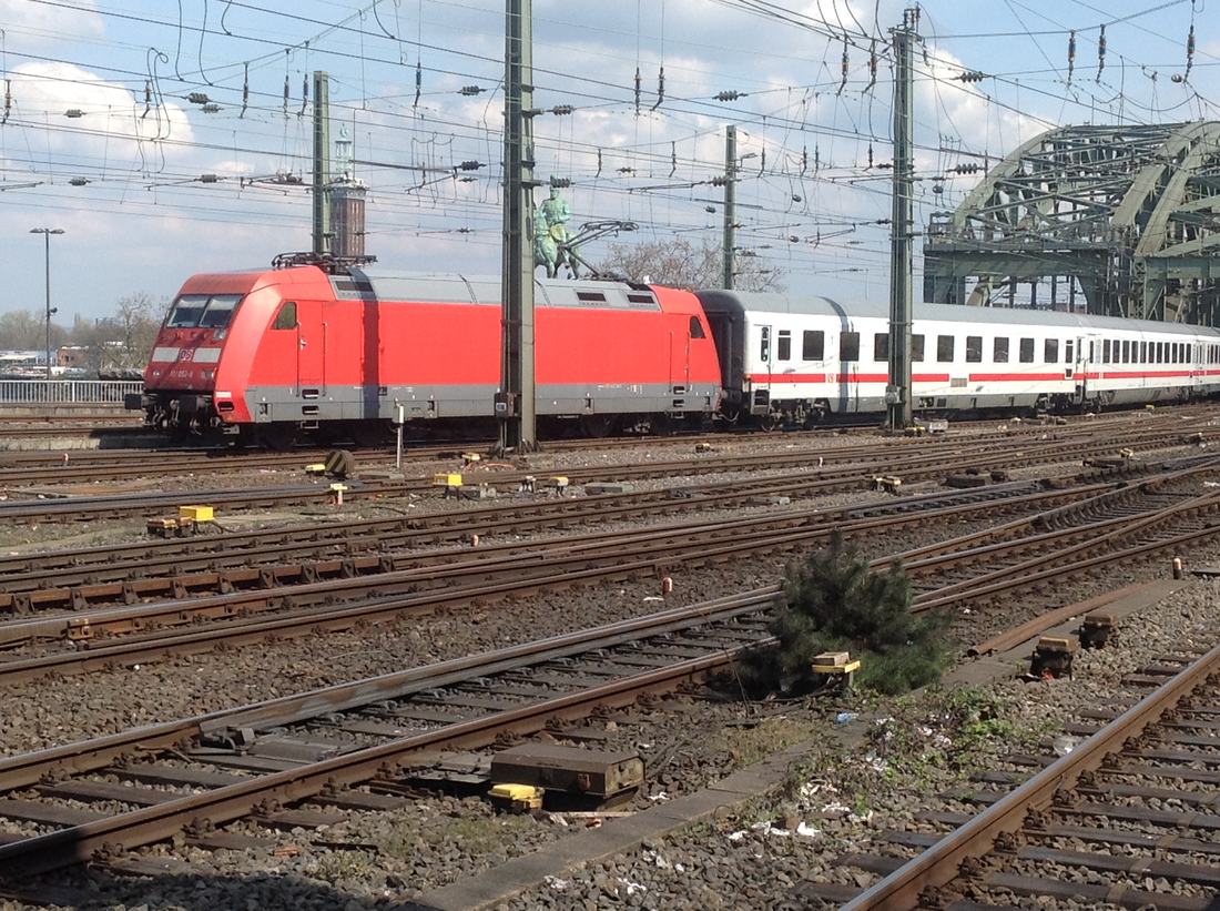 Zug auf der Hohenzollernbrücke in Köln